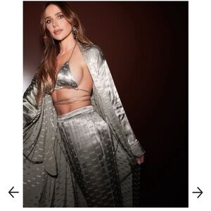 Skims Jacquard Logo Long Silky Robe - Talc Size XXS